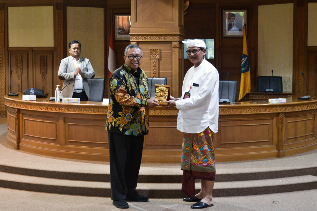 Asisten Cokorda Raka Darmawan Menerima Kunja Pemerintah Kabupaten Sukabumi